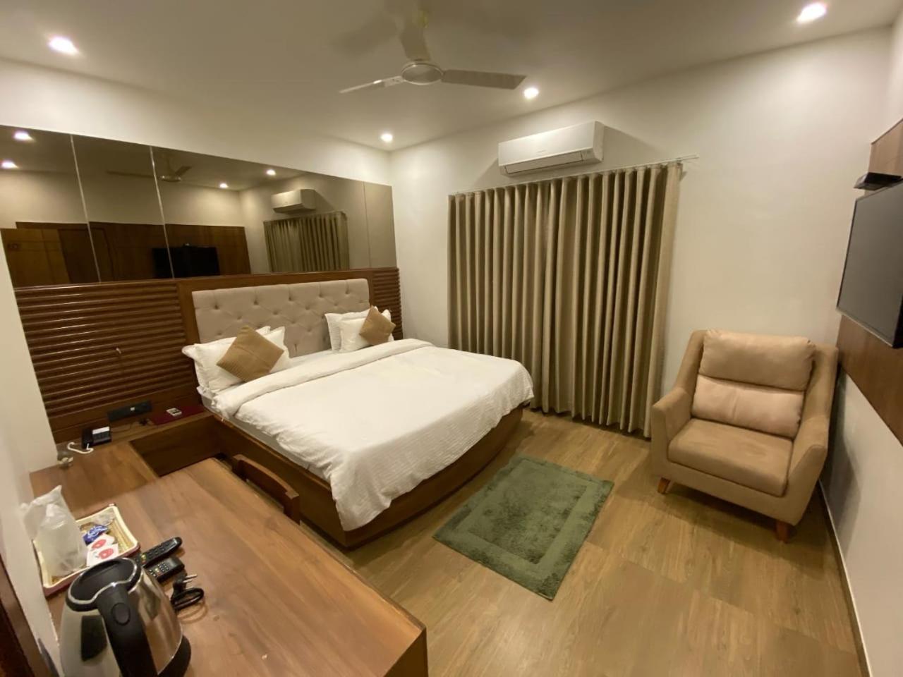 Hotel Evershine Раджкот Экстерьер фото